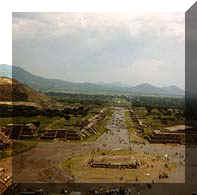 Teotihuacan-Viale dei Morti dall'alto della Piramide del Sole (12556 byte)