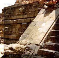 Teotihuacan-Piramide di Quetzalcoatl (20851 byte)